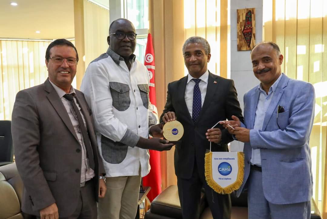 Le Dr Mansourou AREMOU reçu en audience par le Ministre de la Jeunesse et des Sports de la Tunisie, M. Kamel Deguiche